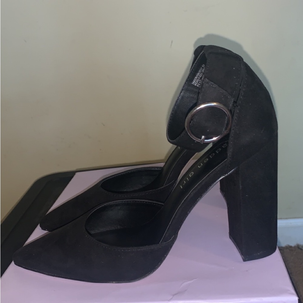 I’m selling Steven Madden pumps size 8 worn 1 time